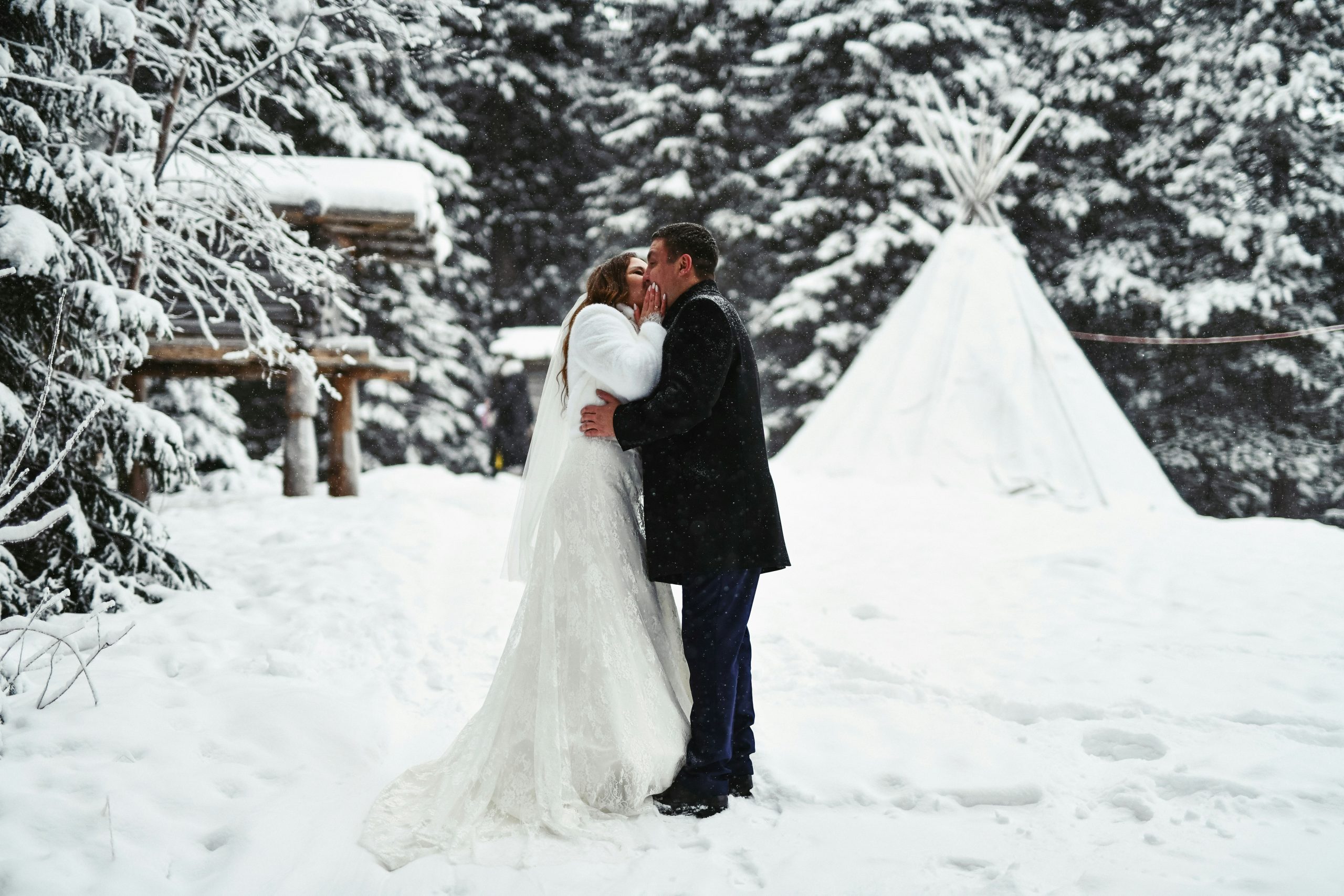 Winter Glam Wedding: Creating a Luxurious Winter Wonderland